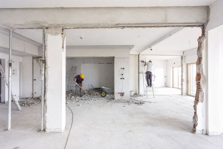 Interno grezzo di un edificio in cemento, con pareti e pilastri ancora senza finiture.